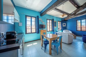 Fridge, microwave, coffee/tea maker, toaster - Suite Coronell Family Room (Perpignan)