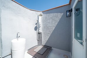 Ducha, secador de pelo, toallas, jabón