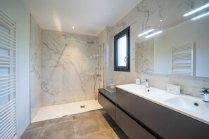 Douche, sèche-cheveux, serviettes fournies