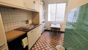 Een koelkast, een microgolfoven, een oven, een kookplaat