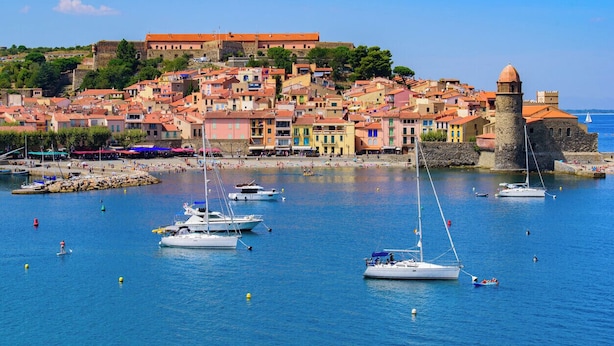 A coastal town with colorful buildings, a historic fort, and boats in the harbor. - Apartment with Pool, Air Conditioning, WiFi, and Garage (Collioure)
