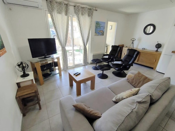 TV, DVD player - Apartment with Pool, Air Conditioning, WiFi, and Garage (Collioure)