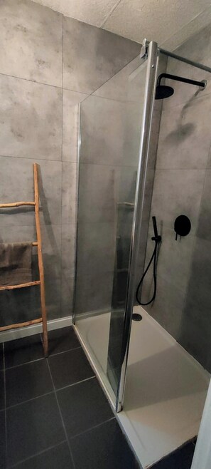 Douche, séchoir à cheveux, serviettes fournies