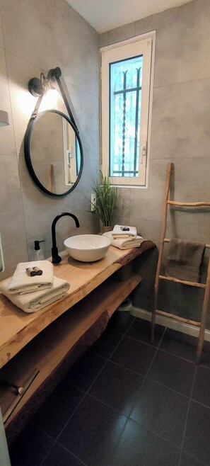 Shower, hair dryer, towels - Charming Collioure • Terrace • Parking • Wi-Fi (Collioure)