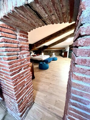 1 bedroom, iron/ironing board, travel cot, WiFi - Romantic Getaway in the Heart of Perpignan (Perpignan)