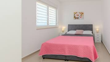 Family Apartment, Partial Sea View | 3 bedrooms, iron/ironing board, free WiFi