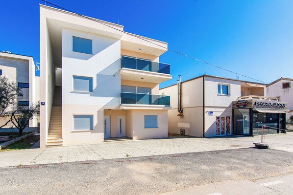 Front of property - Apartment Brcina (Vir)