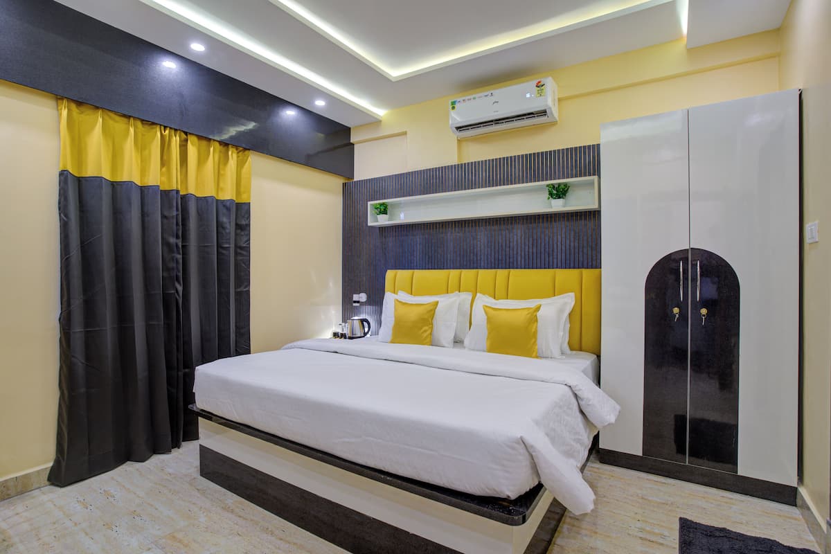 Superior Double Room, City View | Memory foam beds, desk, laptop workspace