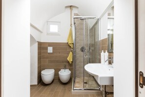 Een douche, een haardroger, handdoeken, zeep