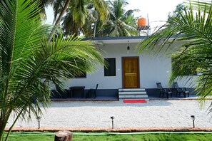 Property grounds - Charming 2-bedroom house with WiFi, AC in peaceful Kasarkoda, Honnavar (Kasarkoda)