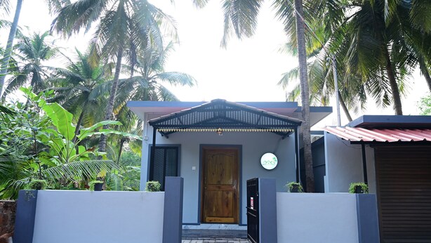 Una casa moderna con una porta in legno, un portico coperto e un garage.