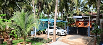 Charming 2-bedroom house with WiFi, AC in peaceful Kasarkoda, Honnavar