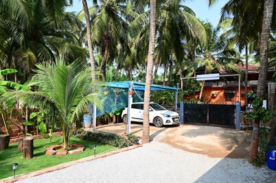 Charming 2-bedroom house with WiFi, AC in peaceful Kasarkoda, Honnavar