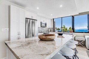 Geladeira, micro-ondas, fogão, cooktop