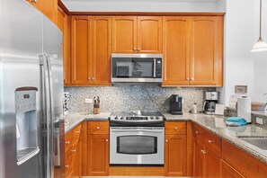 Een koelkast, een microgolfoven, een oven, een kookplaat