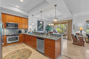 Geladeira, micro-ondas, fogão, cooktop