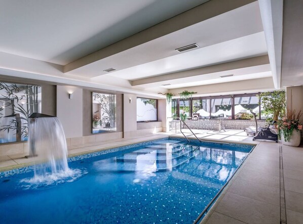 Una piscina cubierta
