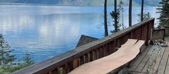 Serene 3-bedroom cabin in Sagle