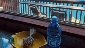 Un espace repas offrant une vue sur un lac et des montagnes.