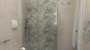 A bathroom with a glass-enclosed shower, a toilet, and a bidet. - Cozy house with veranda (Otranto)