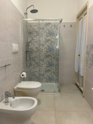 Douche, sĂšche-cheveux, bidet, serviettes fournies