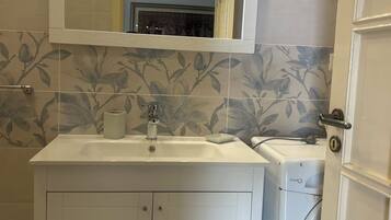 Dusche, Haartrockner, Bidet, Handtücher