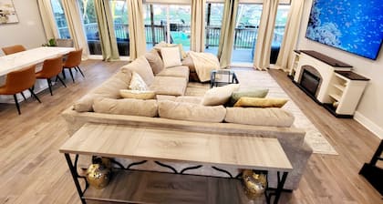 Cozy Waterfront 3-bedroom villa with fitness/theater/game room, WiFi in Dundalk