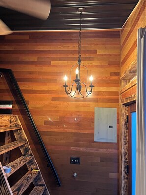 Interior - Cozy Bourbon Trail Loft suite in charming Loretto (Loretto)