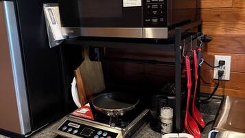 Cafetera y tetera, refrigerador, microondas y tostadora