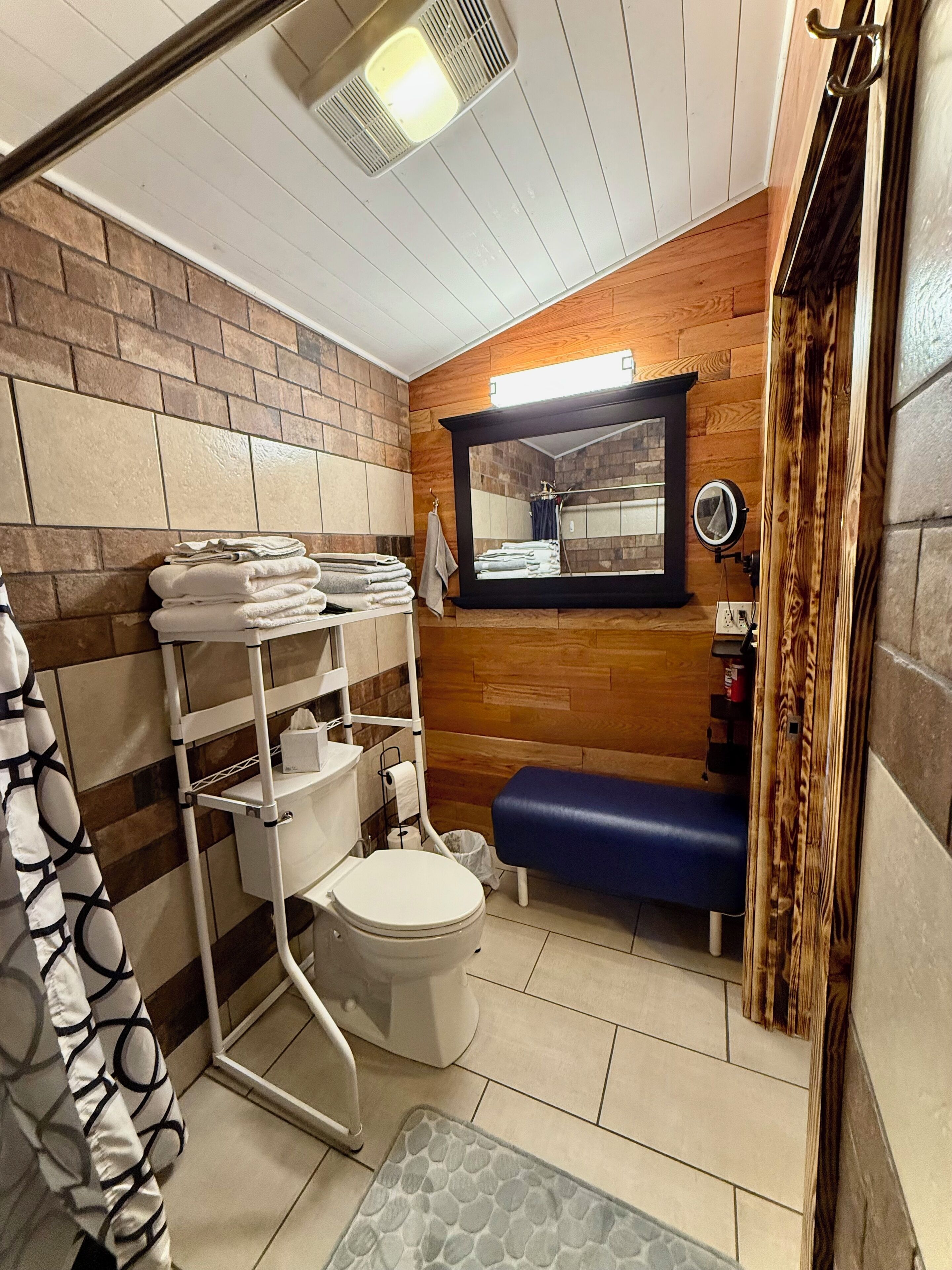 Een douche, een haardroger, handdoeken, zeep