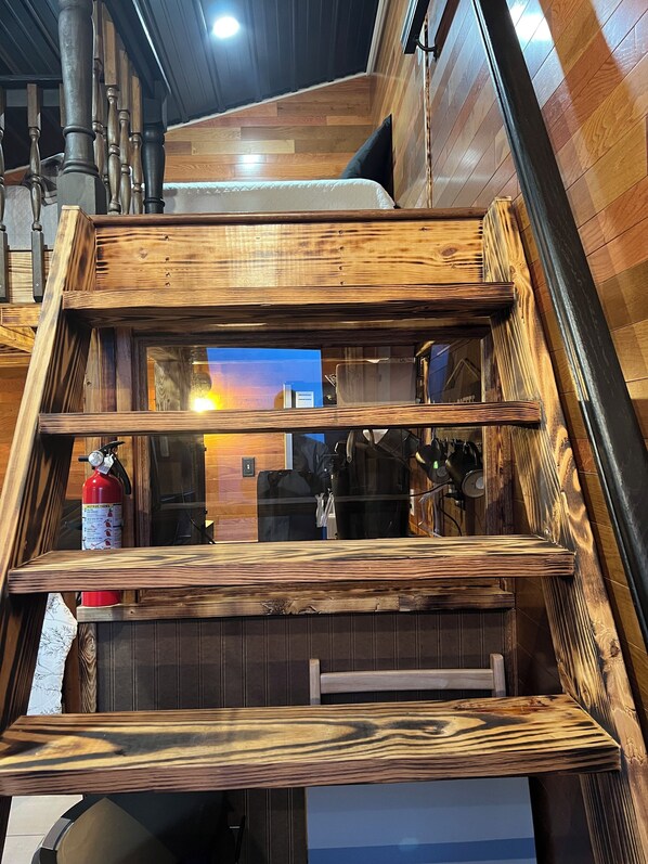 Interior - Cozy Bourbon Trail Loft suite in charming Loretto (Loretto)