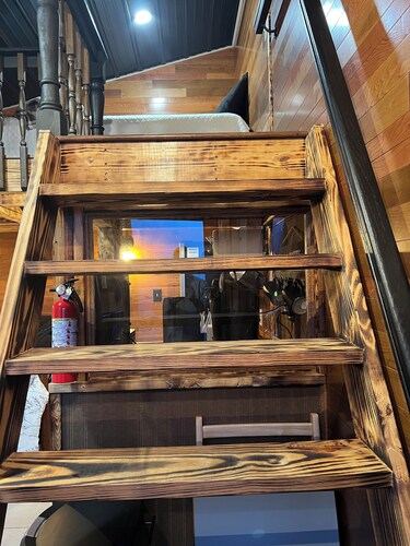 Cozy Bourbon Trail Loft suite in charming Loretto