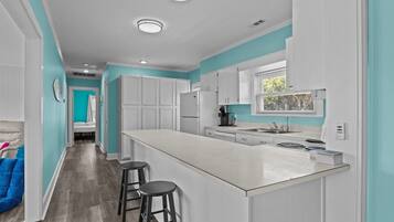 Microondas, horno, lavavajillas y cafetera y tetera