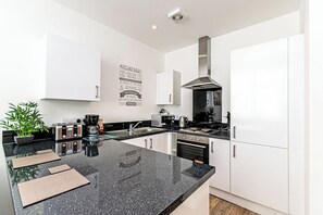 Appartement | Cuisine privée | Réfrigérateur grande capacité avec congélateur, four à micro-ondes