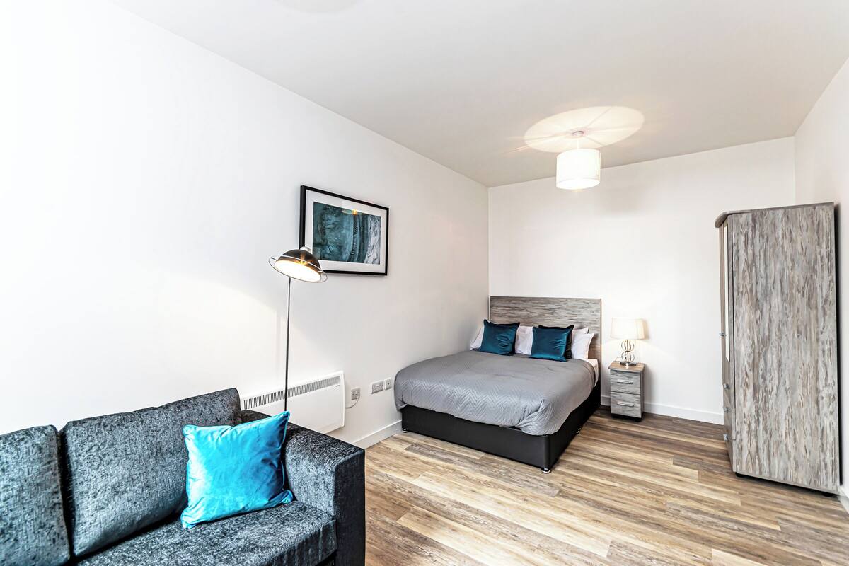 1 habitación, tabla de planchar con plancha, wifi gratis y ropa de cama
