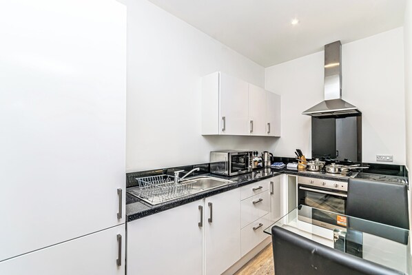 Full-sized fridge, microwave, oven, stovetop