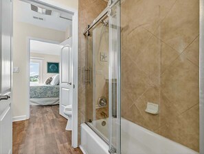 Shower, hair dryer, towels, shampoo - Bayfront Kontiki 602 (Rockport)