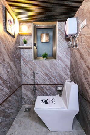 Shower, hair dryer, towels - Gorai Villa - Gagal Home (Mumbai)