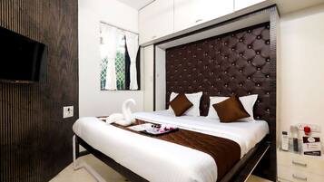 2 bedrooms, desk, iron/ironing board, WiFi