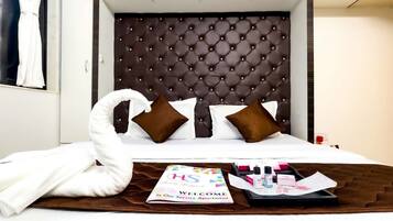 2 bedrooms, desk, iron/ironing board, WiFi
