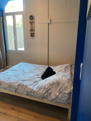 4 habitaciones, tabla de planchar con plancha, wifi y ropa de cama