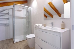 Apartment (2 Bedrooms) | Bathroom | Shower, hair dryer, towels, soap - Sophisticated House With Terrace. Plaza del Realejo (Granada)