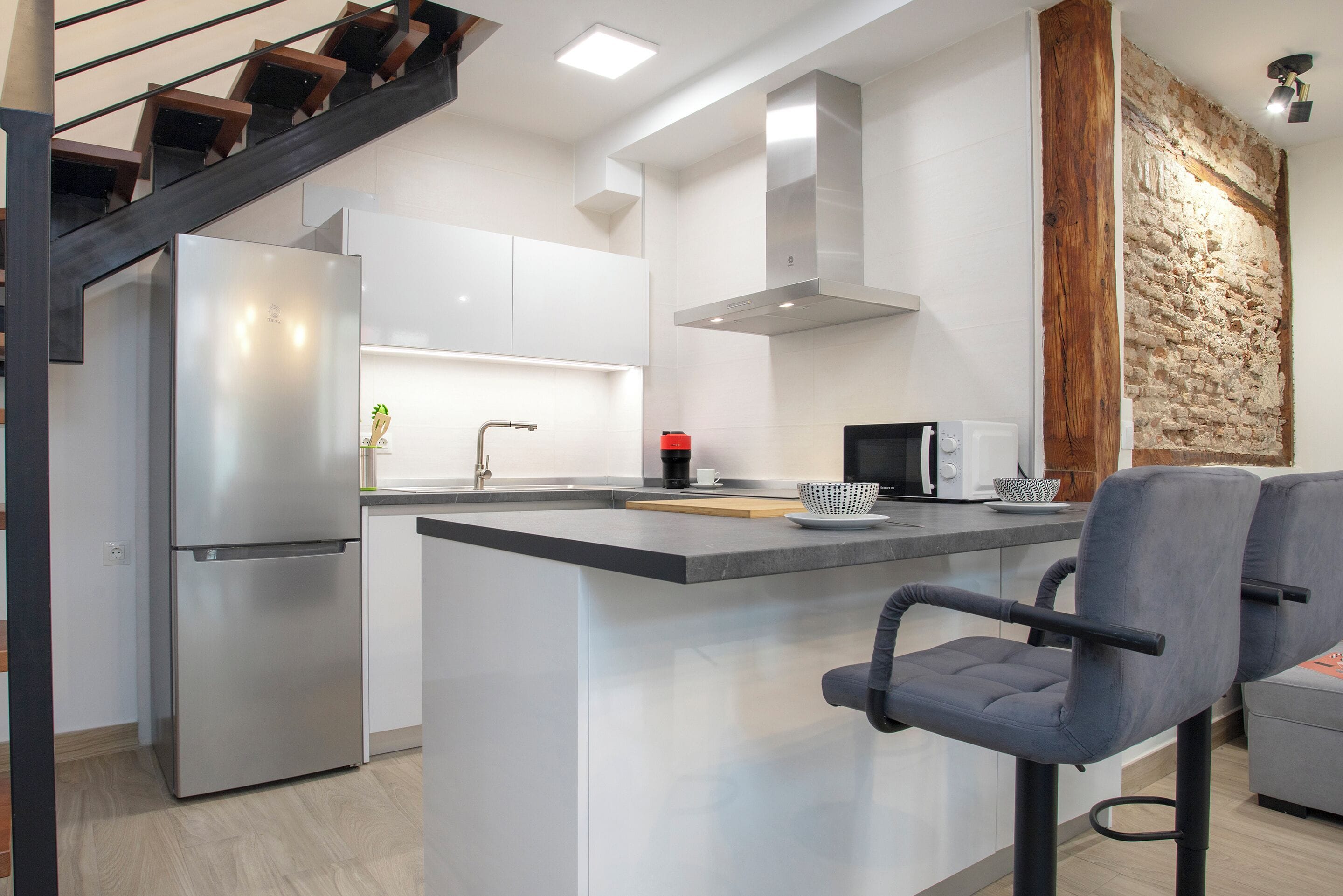 Refrigerador con freezer, microondas, horno, placa de cocina