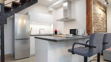 Apartamento (2 Bedrooms) | Cozinha privada | Geladeira grande, micro-ondas, fogão, cooktop