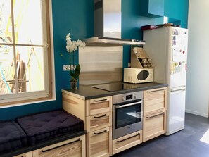 Een koelkast, een microgolfoven, een oven, een kookplaat
