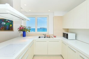 Apartment (3 Bedrooms) | Private kitchen | Fridge, oven, stovetop, dishwasher - Hedera Estate, Hedera A58 (Dubrovnik)