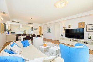 Appartement (3 Bedrooms) | Coin séjour | Télévision de 140 cm avec chaînes par satellite