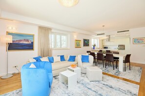 Apartment (3 Bedrooms) | Wohnbereich | 140-cm-Fernseher mit Satellitenempfang