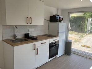 Réfrigérateur, micro-ondes, four, plaque de cuisson