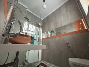 Shower, hair dryer, bidet, towels